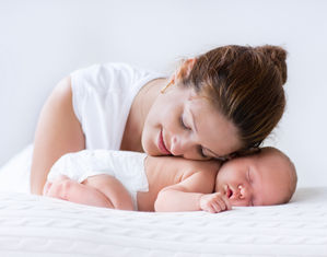 мама и новорожденный нежно прижаты