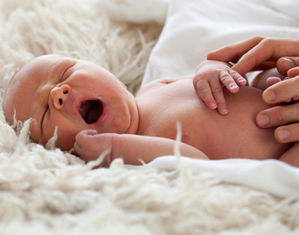 новорожденный зевает с закрытыми глазами