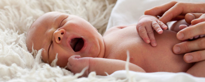 новорожденный зевает с закрытыми глазами