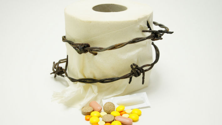 туалетная бумага с колючей проволокой и таблетками
