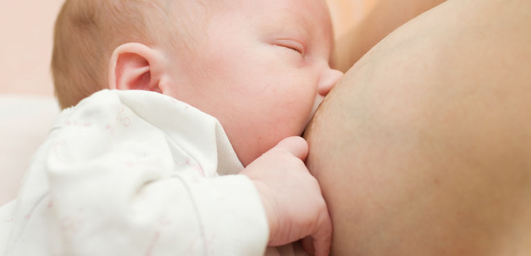 новорожденный сосет грудь во сне