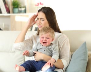 ребенок плачет у мамы на руках 1 ребенок плачет лежа на спине