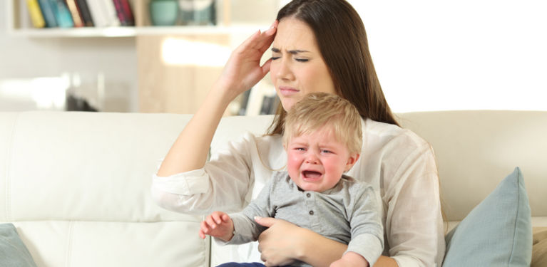 ребенок плачет у мамы на руках