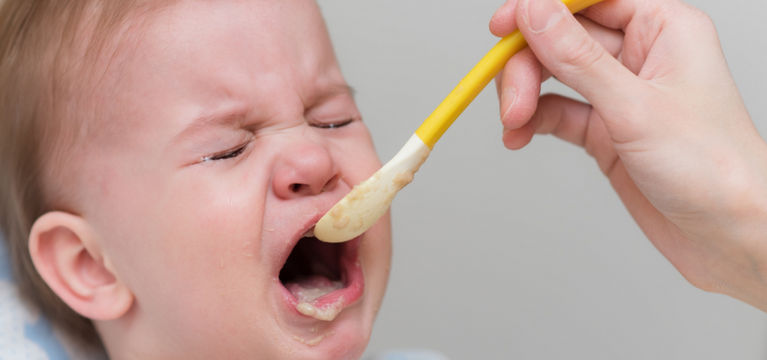 ребенок плачет во время кормления