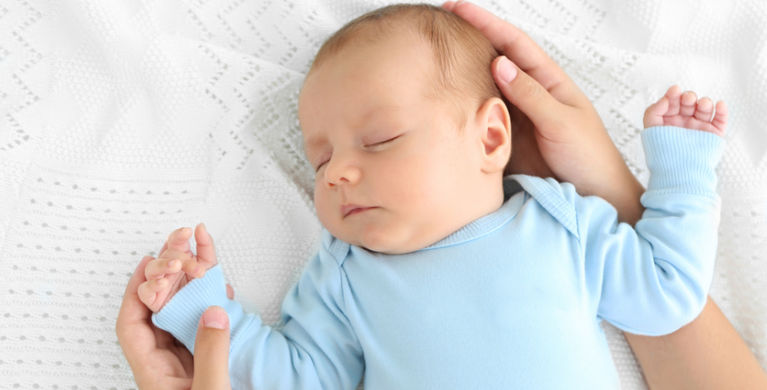 ребенок спит с мамиными руками