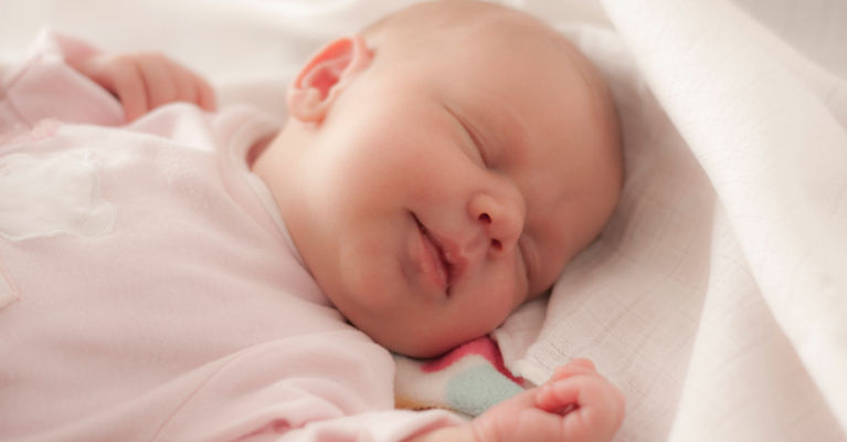 ребенок спит и улыбается