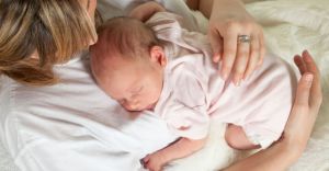 novorozené dítě spí na břiše matky