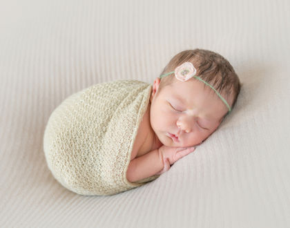 новорожденный спит с повязкой на голове