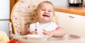 ребенок кушает и улыбается