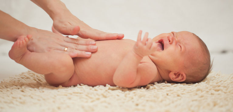 новорожденный плачет во время массажа