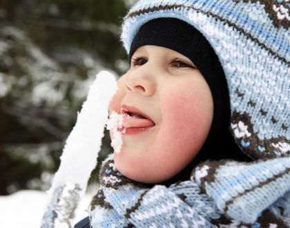 ребенок ест снег на сосульке