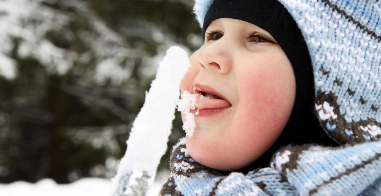 ребенок ест снег на сосульке