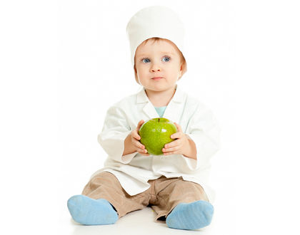 ребенок ест яблоко