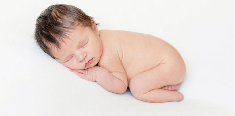 новорожденный спит на животе без одежды