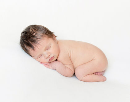 новорожденный спит на животе без одежды