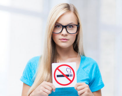 женщина с запрещающим знаком не курить