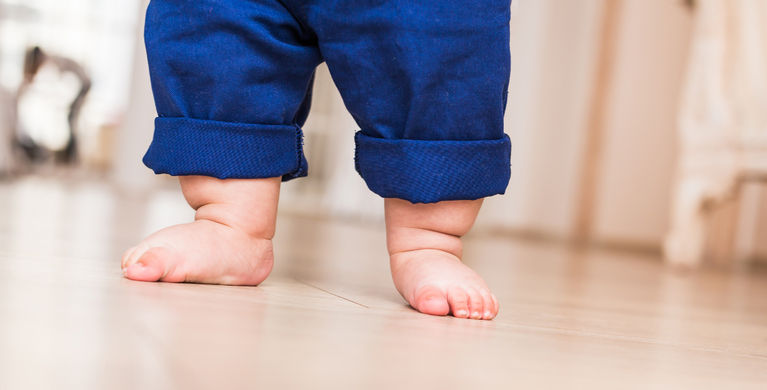 ножки ребенка в синих штанах