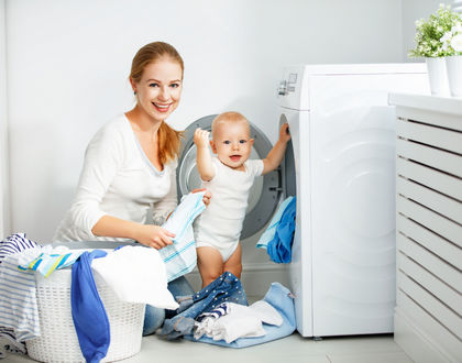 мама с ребенком у стиральной машины
