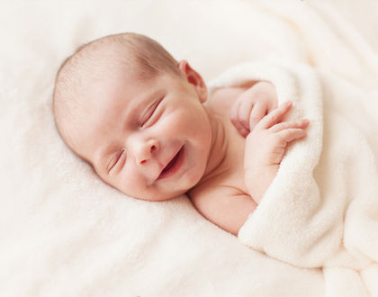 малыш улыбается во сне