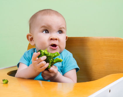 ребенок ест овощи