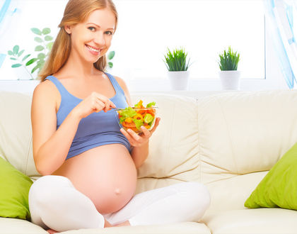 беременная ест салат