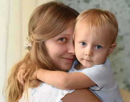 мама с подросшим ребенком на руках мама с подросшим ребенком на руках