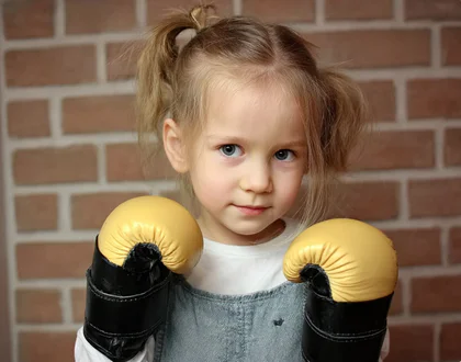 девочка в боксерских перчатках