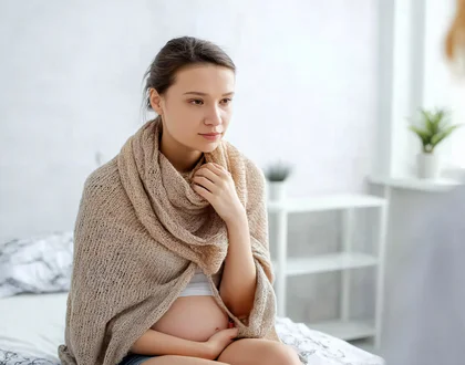 беременная на кровати