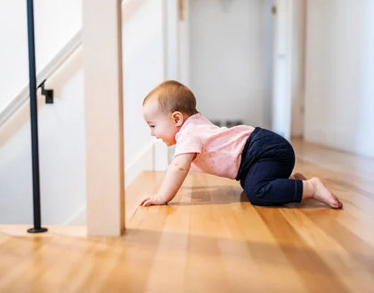 малыш плачет на лестнице