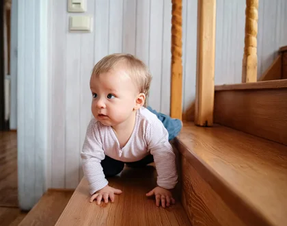 малыш ползает на лестнице