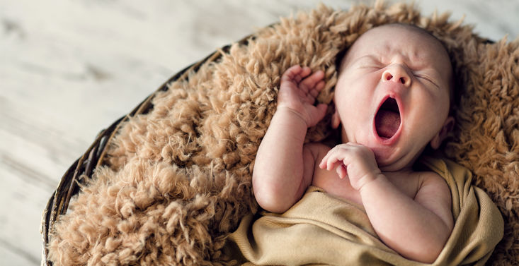 зевающий младенец