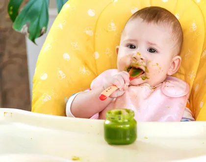 малыш ест баночное пюре