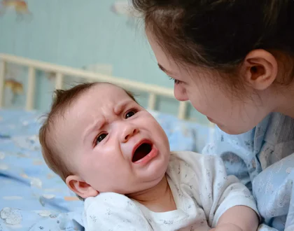 мама с плачущим ребенком