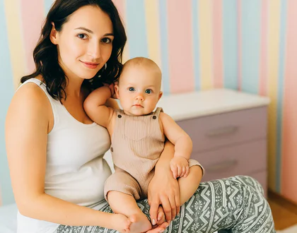 мама с ребенком на руках