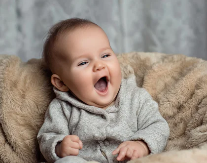 малыш зевает