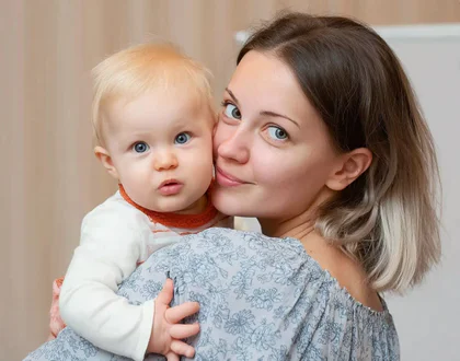 мама держит ребенка столбиком