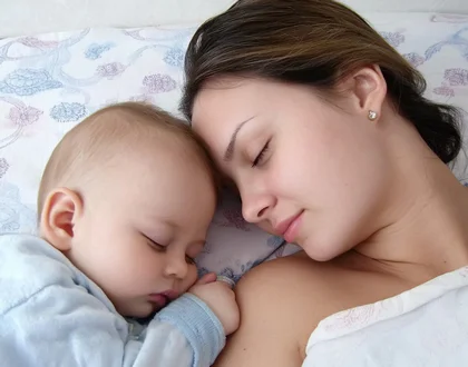 младенец спит с мамой младенец спит с мамой