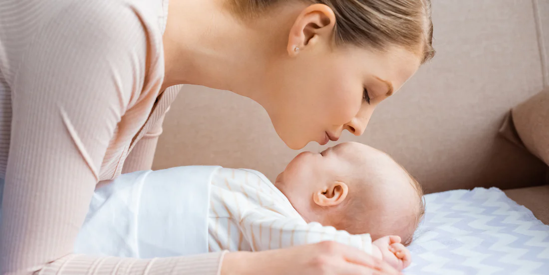 мама укладывает спать малыша