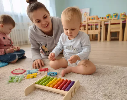 ребенок играет в игрушки